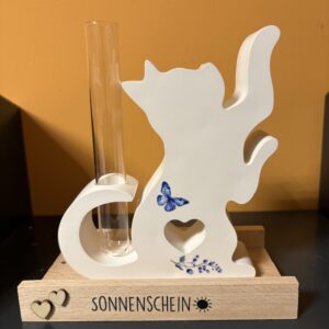 Katze sitzend mit Vase