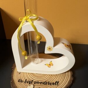 Deko Herz mit Vase auf Holzscheibe
