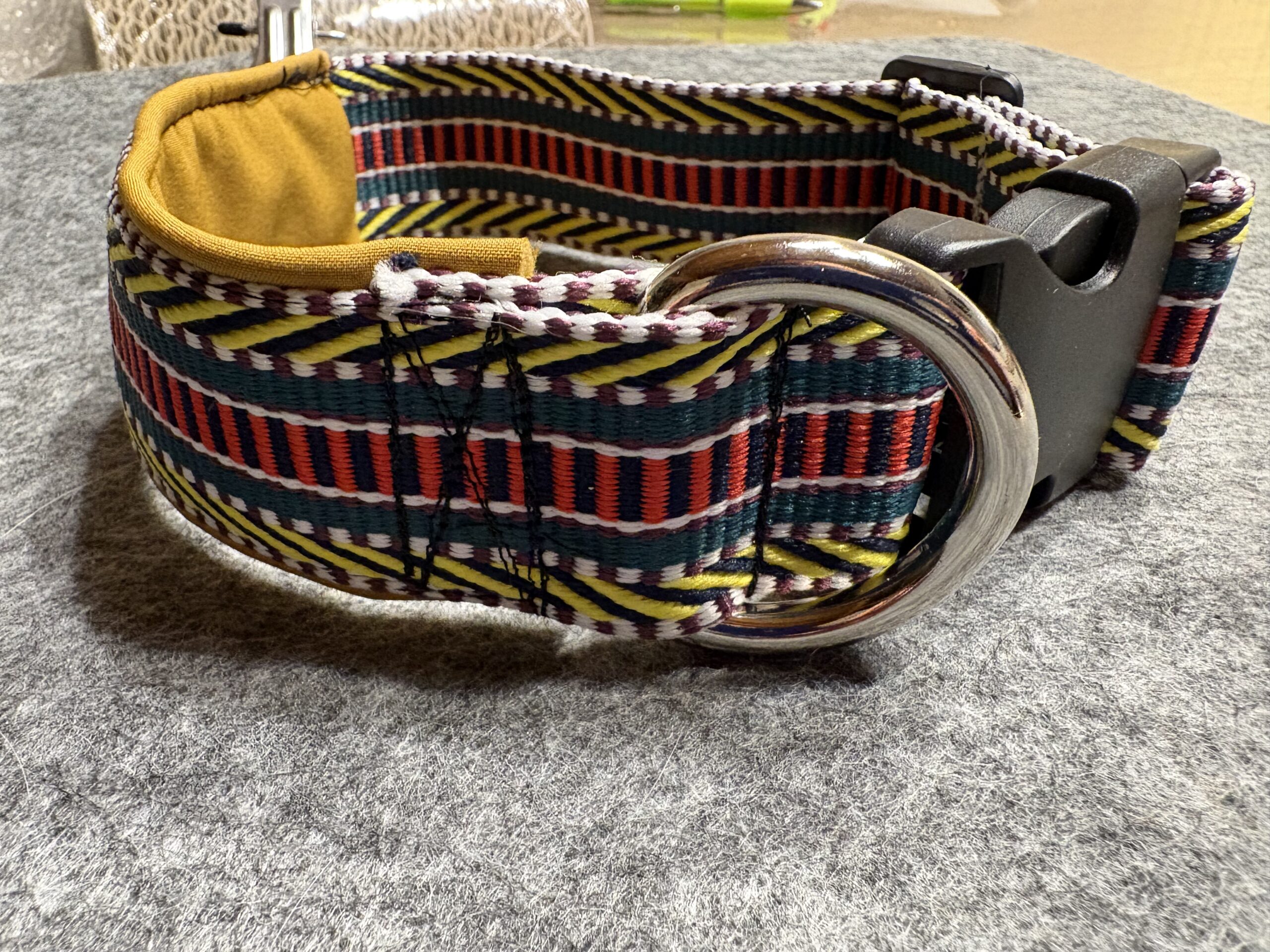 Halsband 3,8cm Ethno grün-rot-gelb