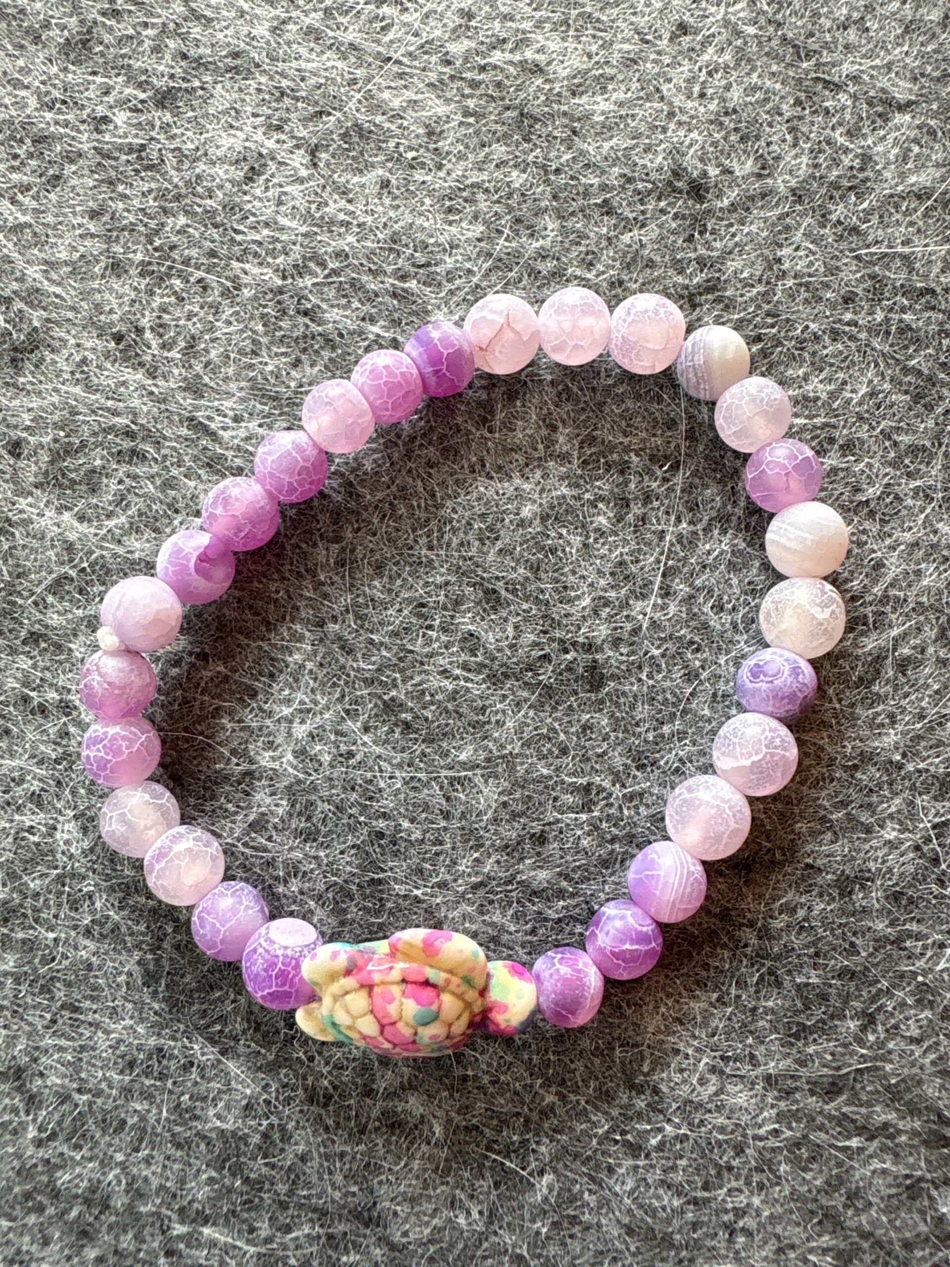 Armband elastic lila matt mit Schildkröte