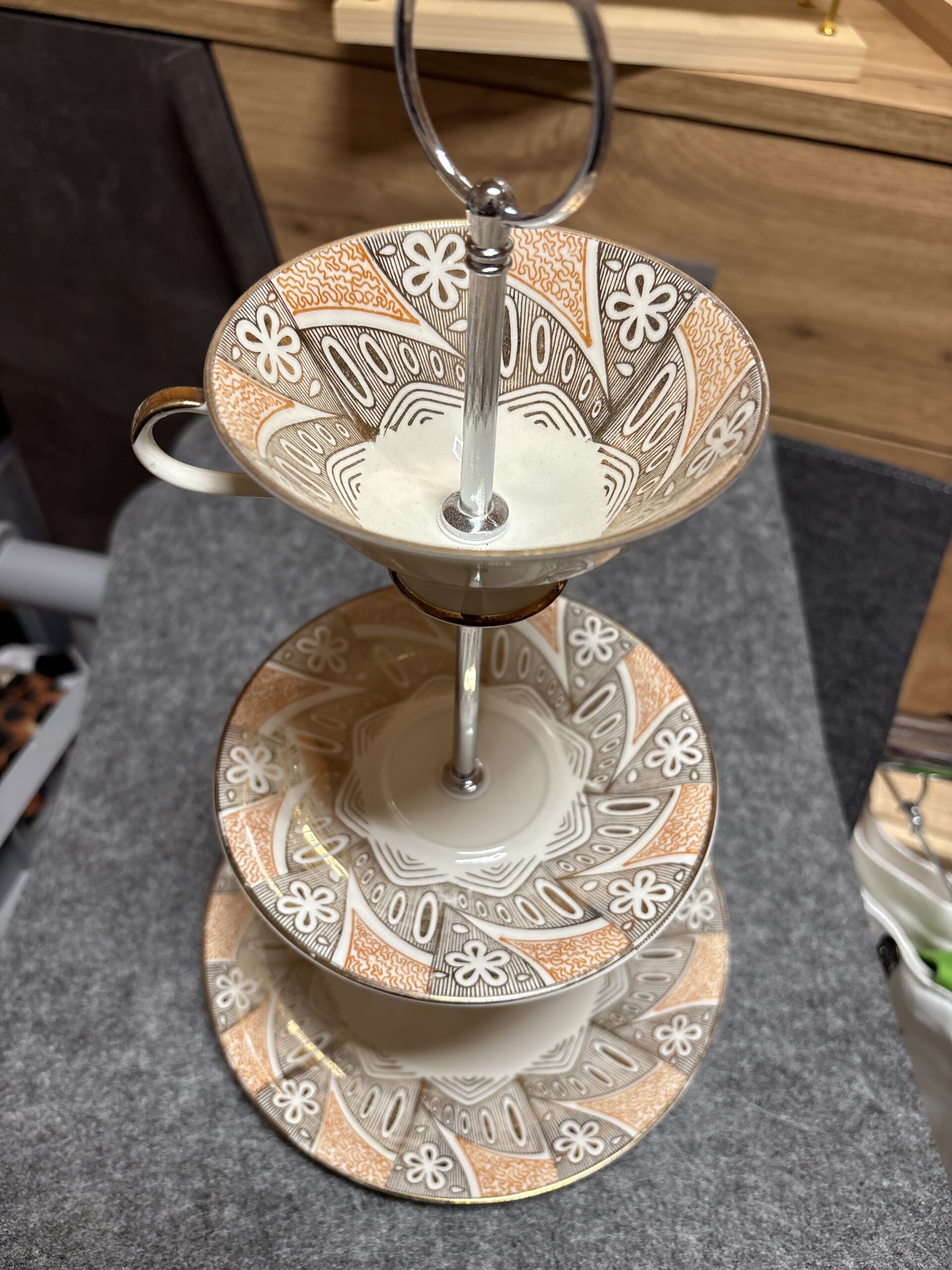 Upcycling Etagere creme-hellorange