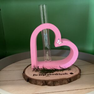 Deko Herz mit Vase auf Holzscheibe pink